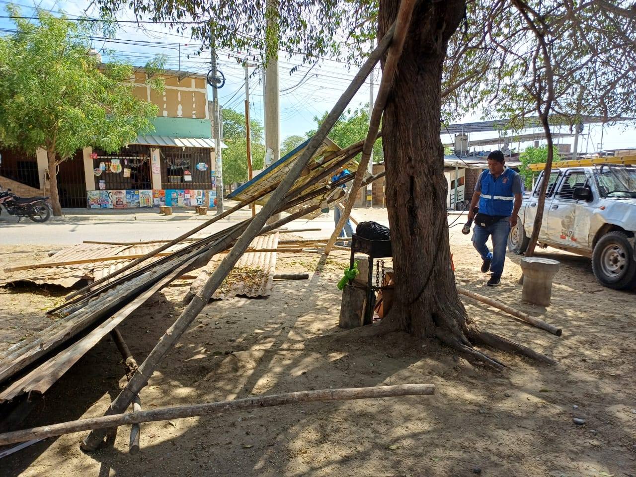 Municipalidad de Piura retira construcciones y notifica vehículos abandonados en las calles de AA. HH.