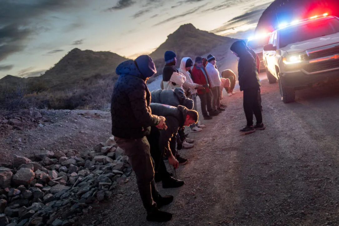 Estados Unidos realiza la mayor redada deteniendo a 538 migrantes