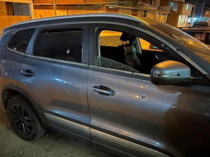 Piura: Disparan más de 20 veces contra un auto y hieren a tres personas