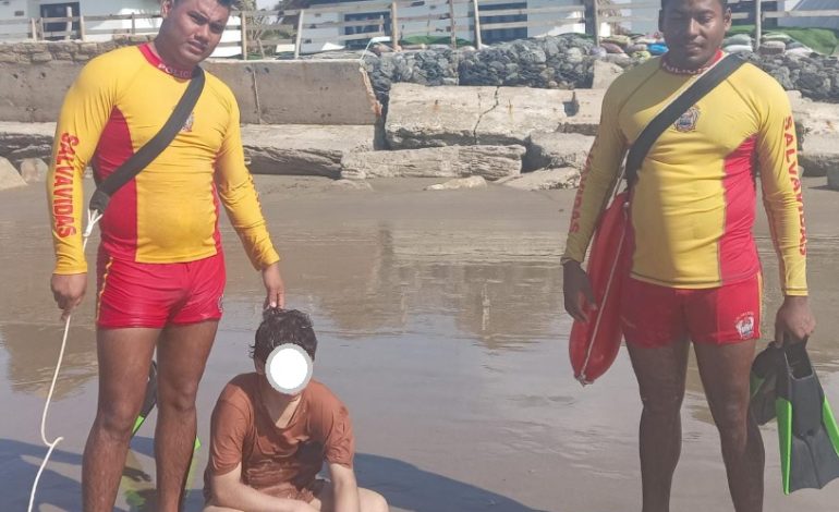 Piura: Rescatan a menor en peligro en el mar de Máncora