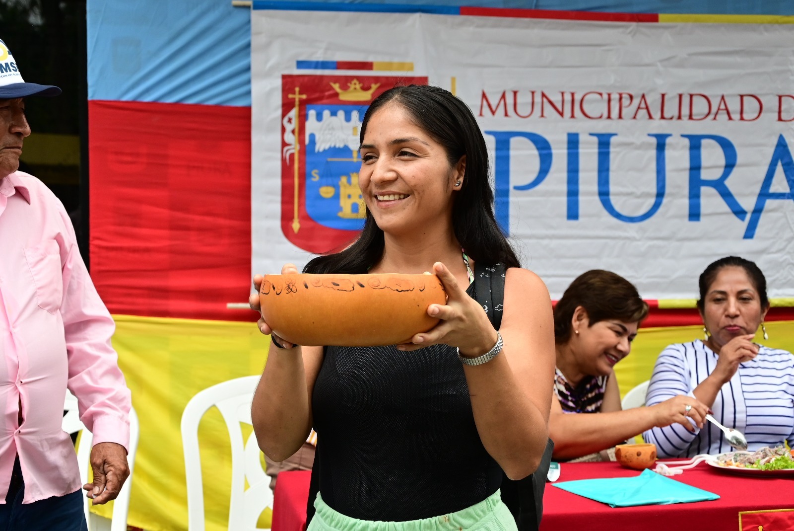 Joven paiteña asombra en festival al beber dos litros de chicha de jora en tiempo récord