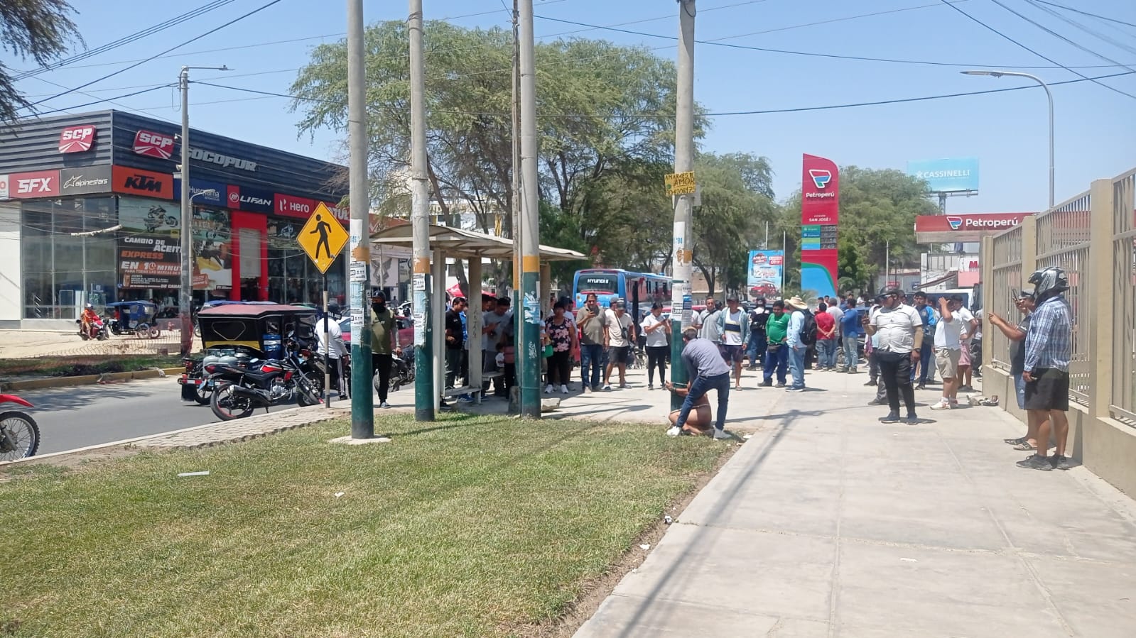 Piura: Presunto ladrón es atado a un poste por transeúntes en la avenida Grau