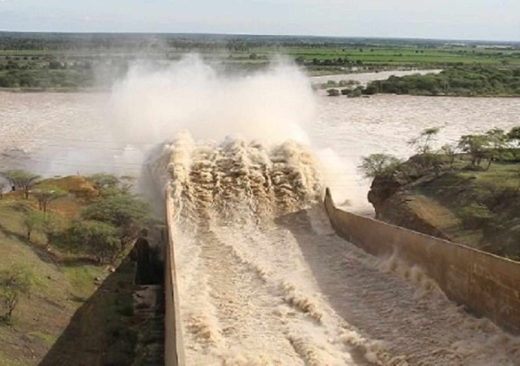 Reservorio Poechos alcanza el 66% de su capacidad y evacúa agua por precaución