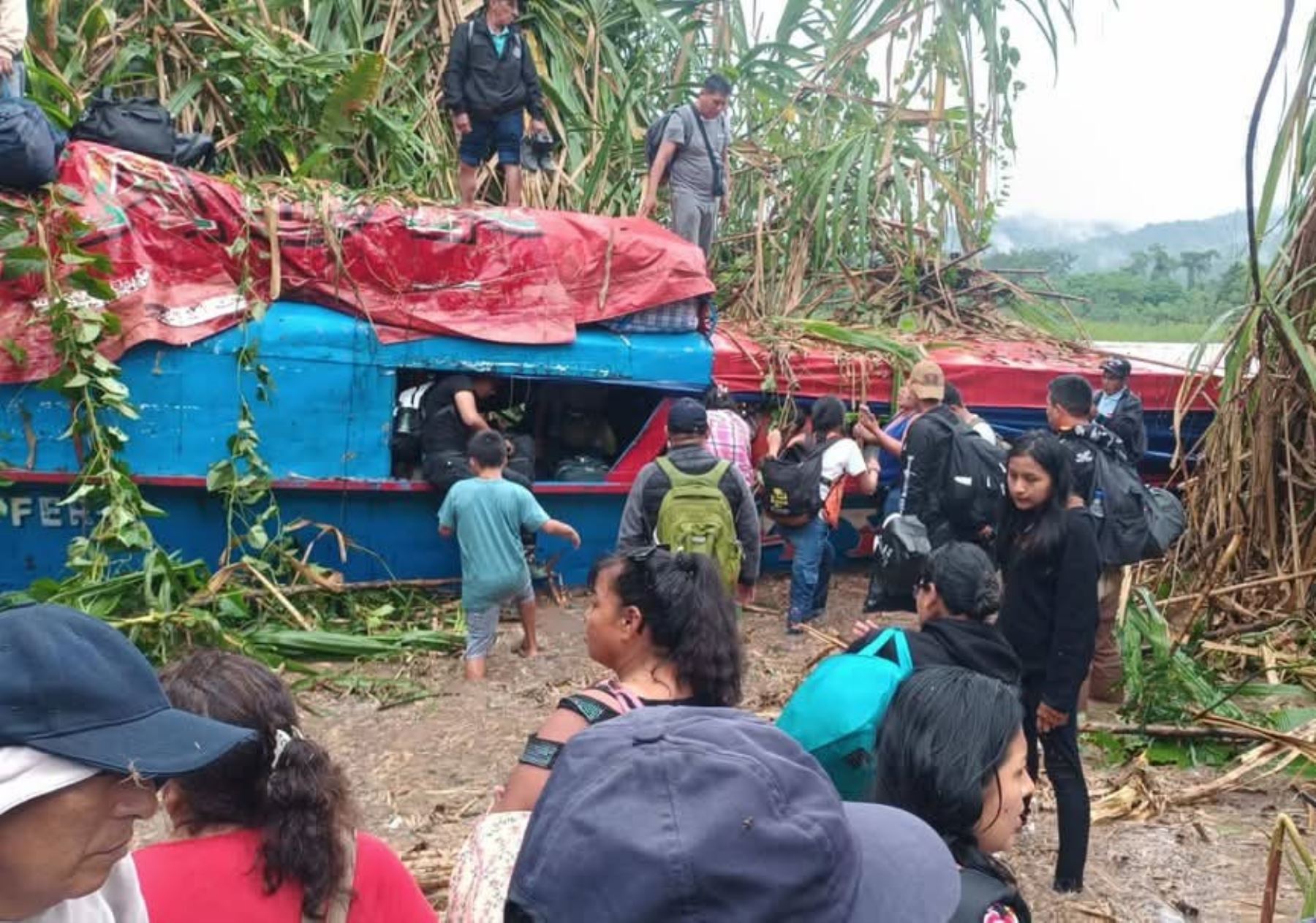 Más de 80 personas son rescatadas tras naufragio en el río Tambo