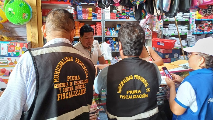 Operativo en el Complejo de Mercados: clausuran tres librerías por irregularidades