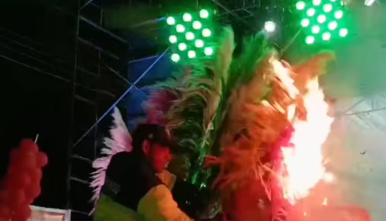 Piura: Traje de candidata a la Miss Carnaval de La Unión se incendia en plena presentación