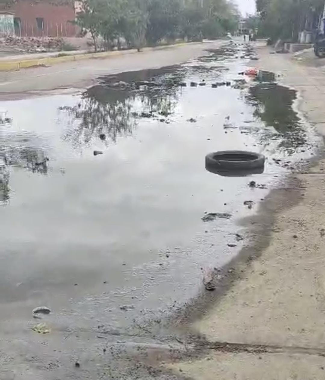 Desbordes de desagües en Piura: más de 80 calles afectadas