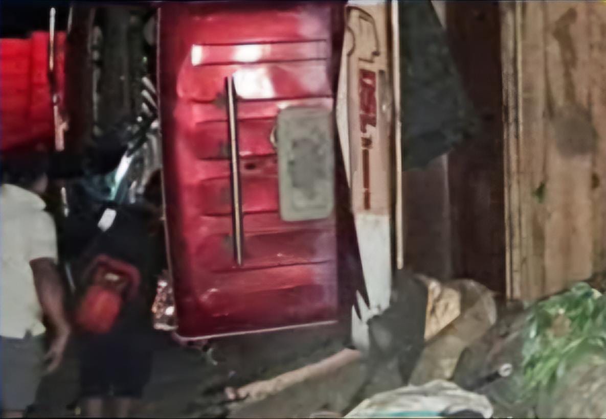 Accidente en la Panamericana: bus impacta contra camión volcado