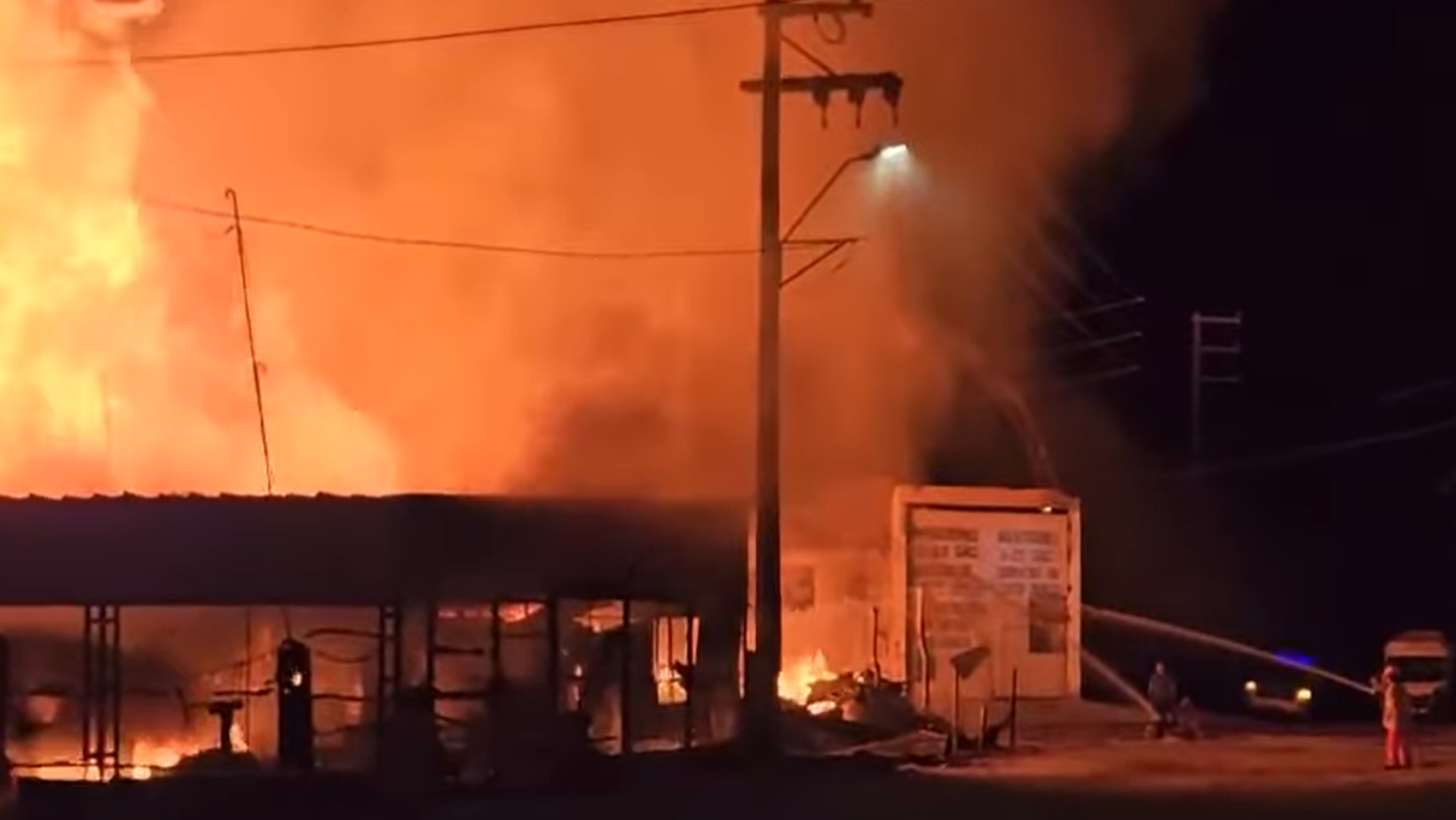 Incendio arrasa con puesto maderero en la zona industrial de Piura