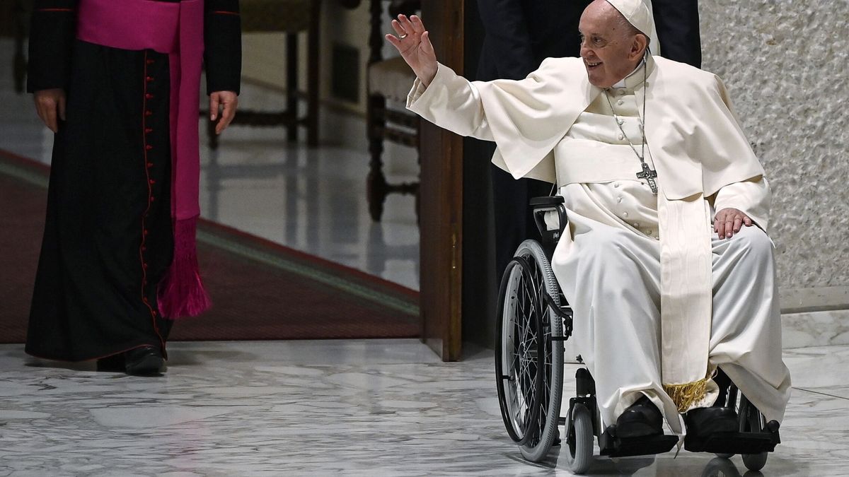 Papa Francisco continúa hospitalizado por infección respiratoria en Roma