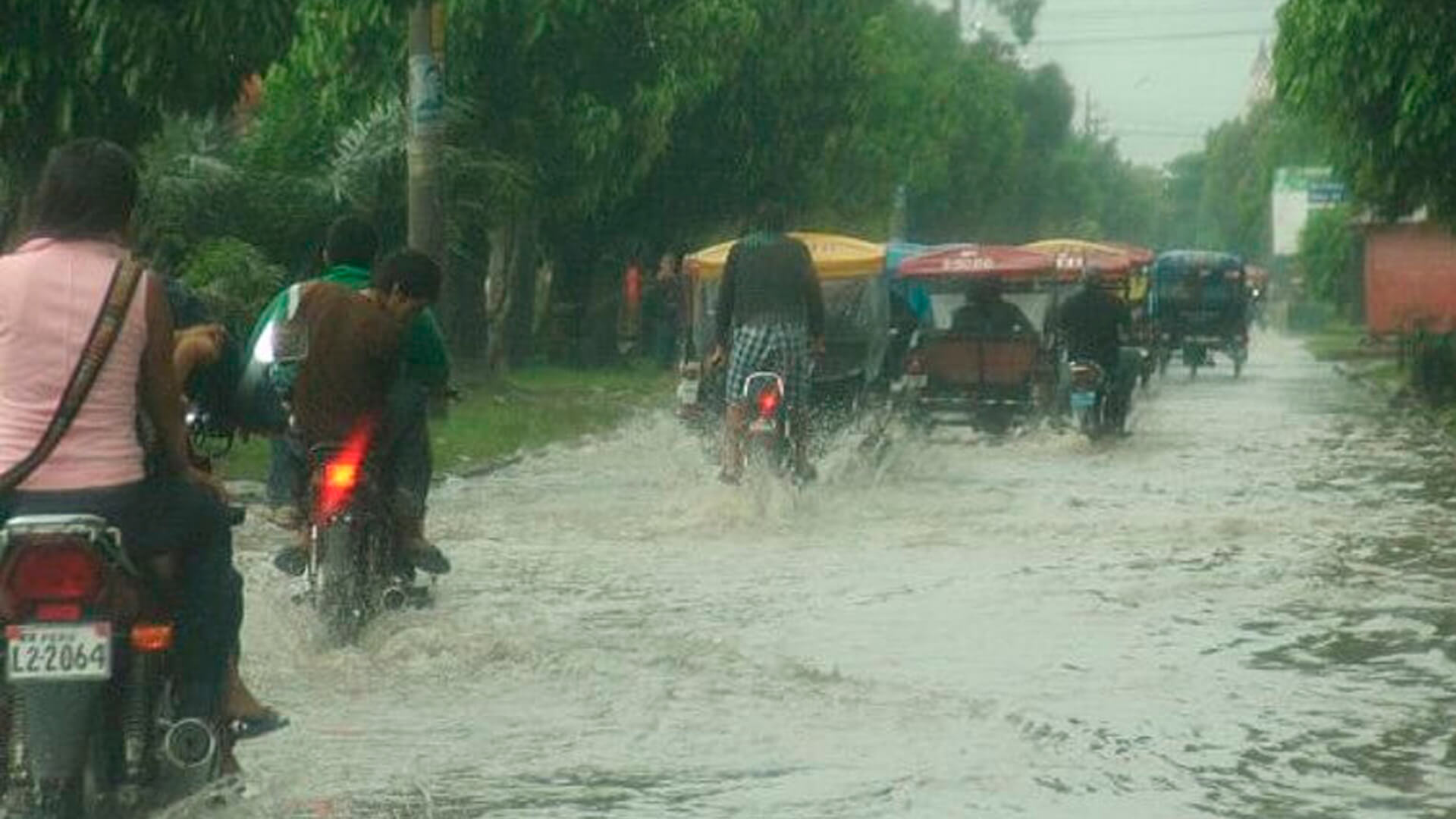 Intensas lluvias afectan Tarapoto, provocando inundaciones en calles y viviendas