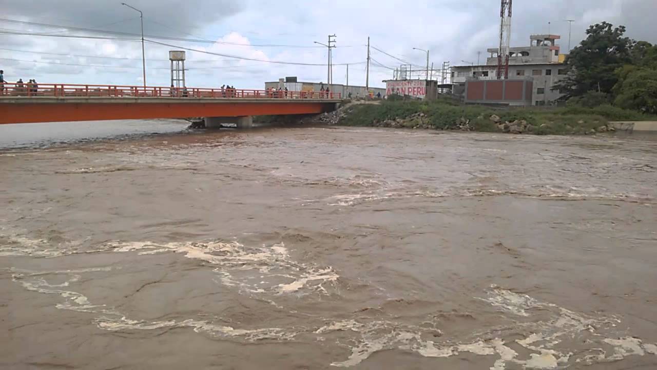 Contrabandistas son arrastrados por el río Zarumilla mientras cruzaban balones de gas