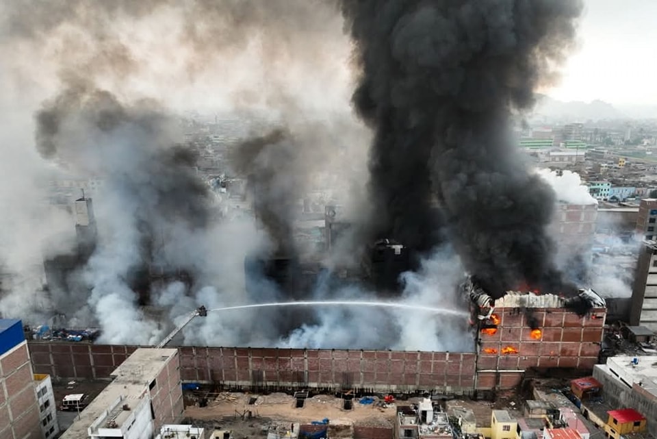 Lima: tras casi 15 horas de labor, bomberos logran confinar gran incendio