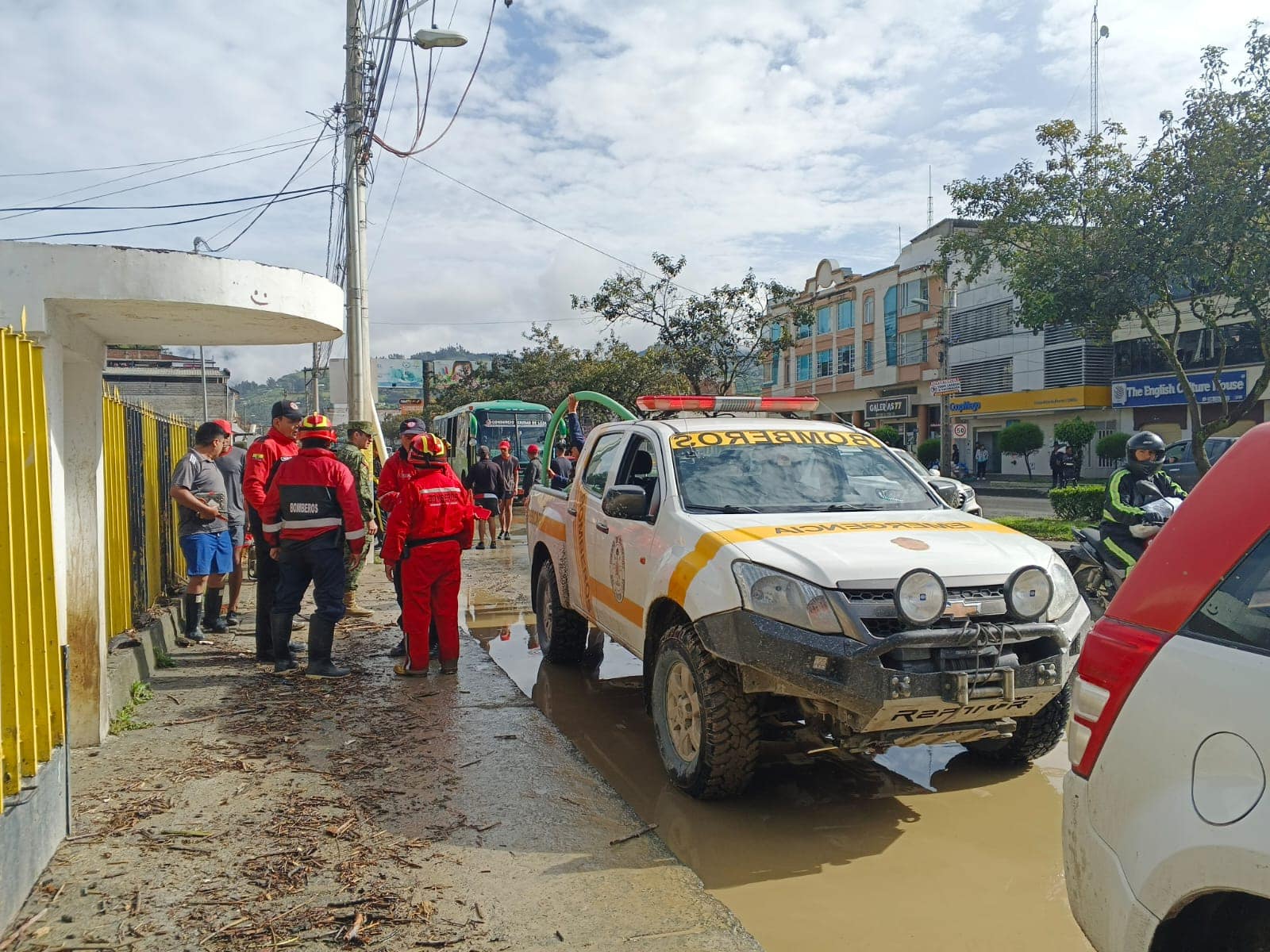 Bomberos de Loja intensifican labores de limpieza tras fuertes inundaciones