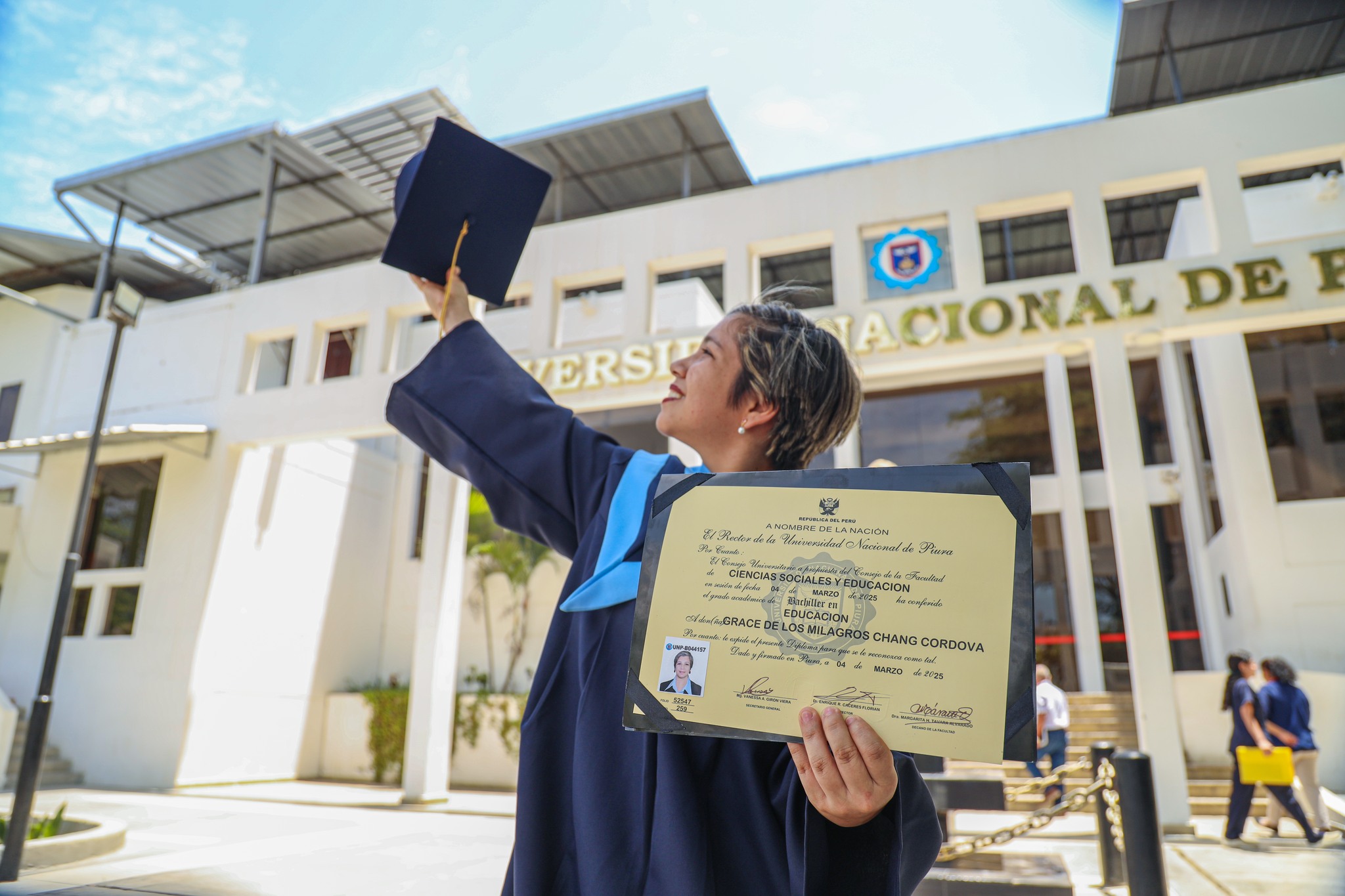 Joven con discapacidad auditiva se gradúa y motiva a universitarios a perseverar