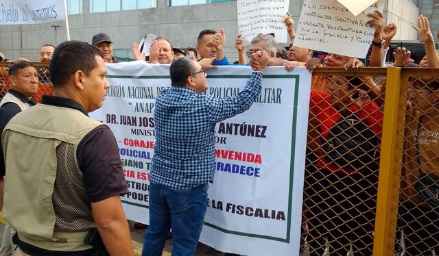 Ministro del Interior es recibido por portátil tras viaje en medio de escándalo