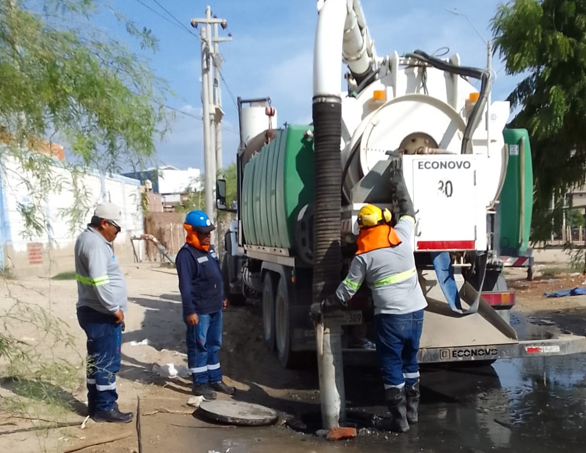 Intervienen problemas en el sistema de alcantarillado reportados en varios sectores
