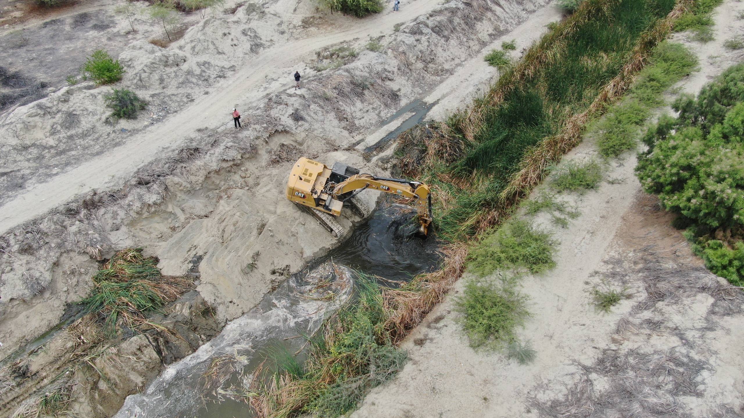Gobierno refuerza dique del río Piura y descolmata drenes para prevenir inundaciones