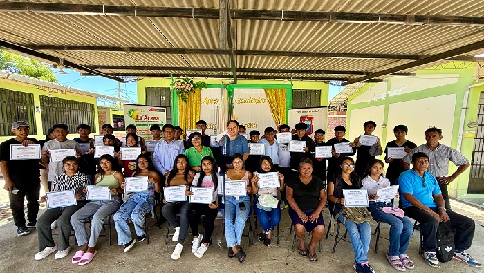 Entregan becas para jóvenes de La Arena en situación vulnerable