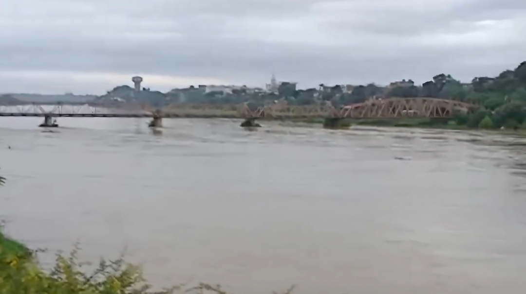 Alerta roja frente al aumento del Río Chira: recomiendan tomar precaución