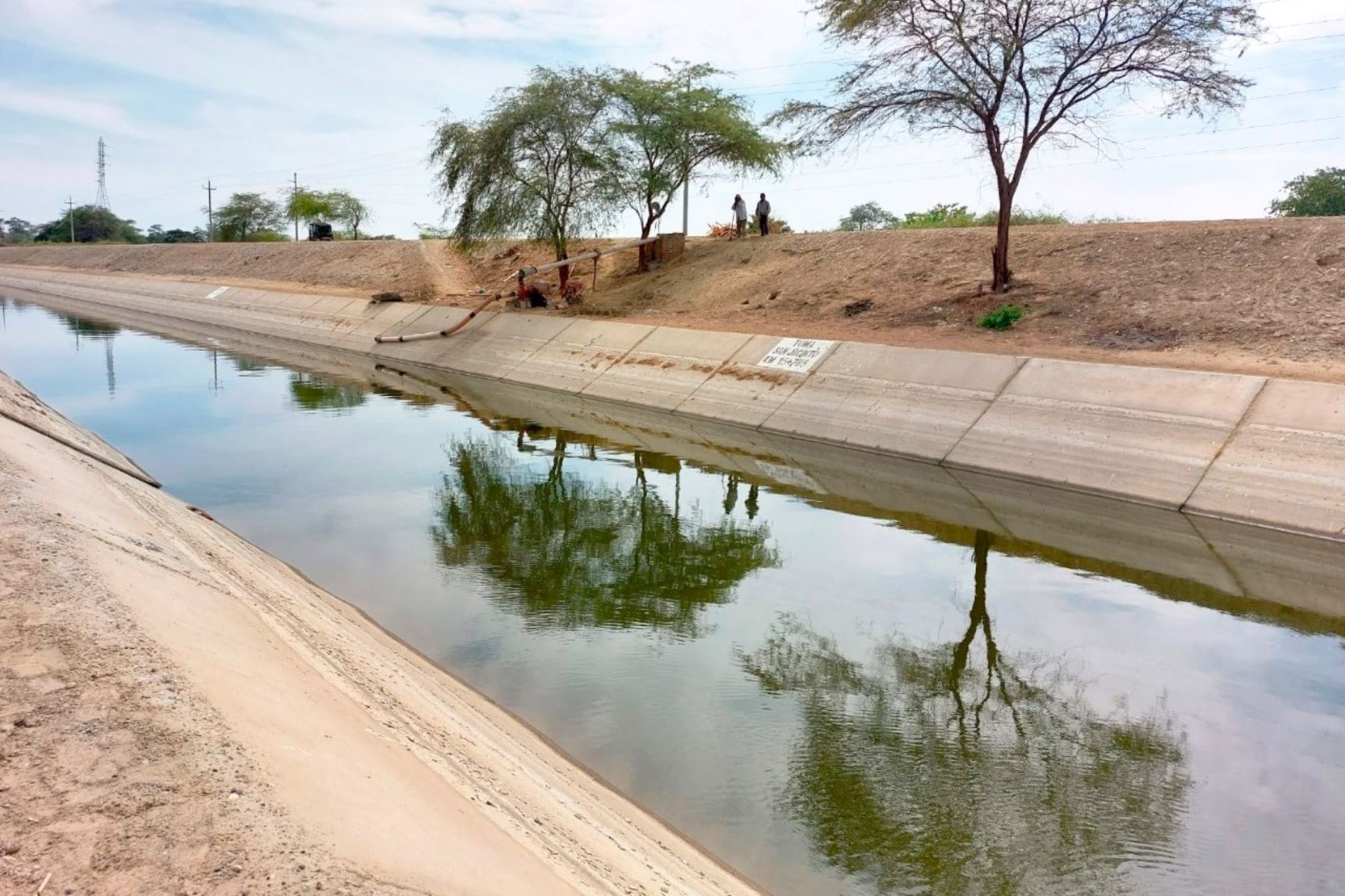 Niño muere ahogado en canal mientras su padre cargaba agua