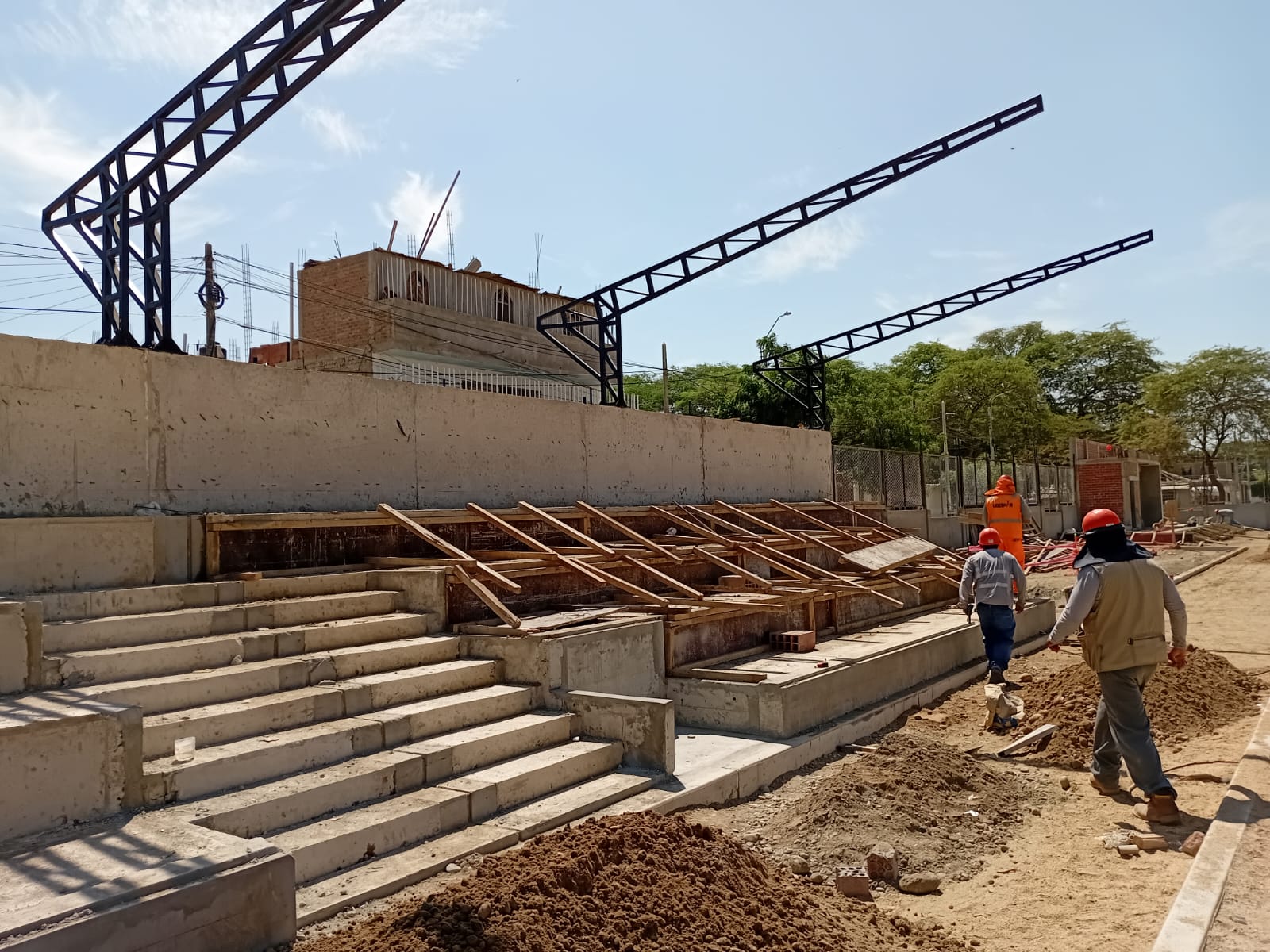Avanza construcción de complejo deportivo en asentamiento Santa Rosa