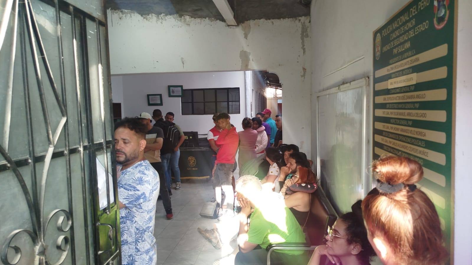 Policía interviene bus con 28 extranjeros sin documentación y combustible ilegal en Sullana
