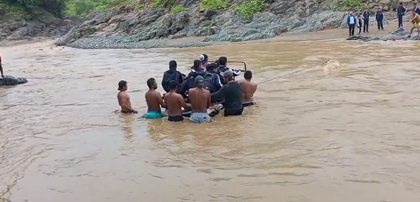 Estudiantes arriesgan sus vidas cruzando la quebrada Suyo con sogas y llantas ante falta de puente