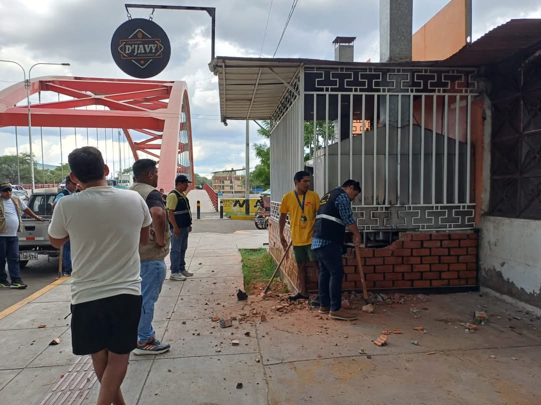 Negocio ignoró advertencias y derriban construcción ilegal en vía pública