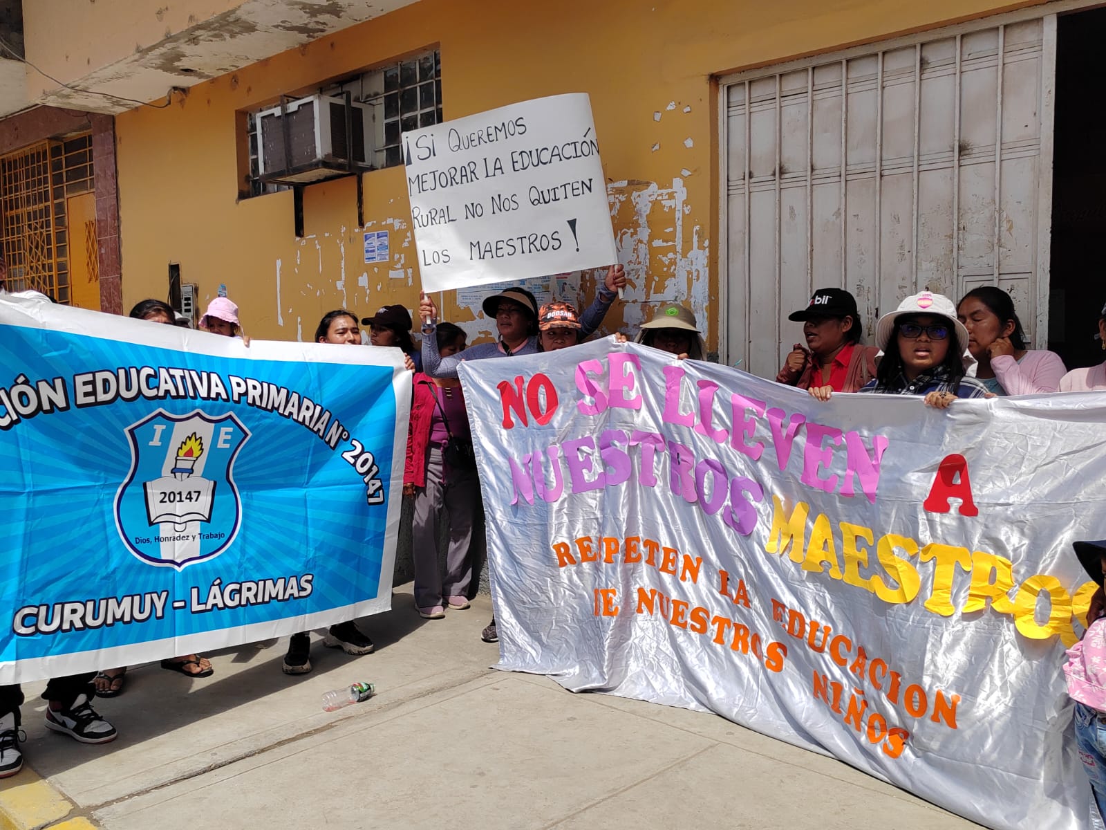 Padres de Familia exigen a la UGEL se cubran las plazas docentes en IE de Curumuy