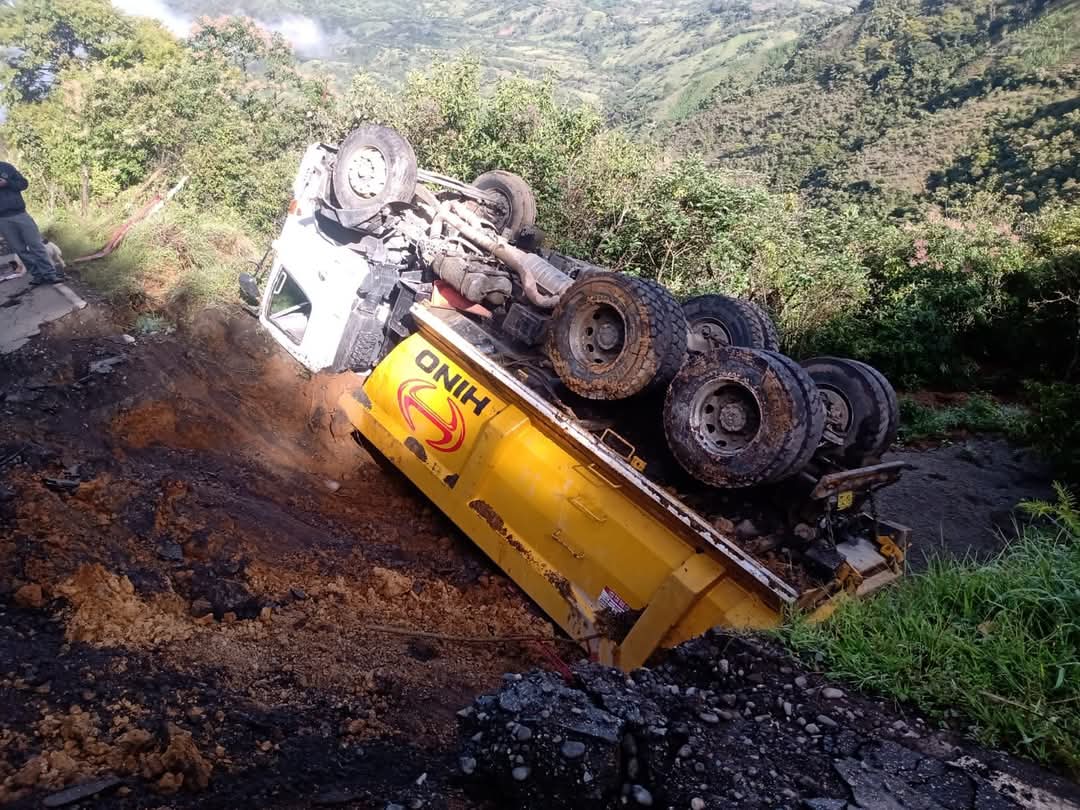 Camión cae a profundo abismo en Ayabaca tras deslizamiento provocado por intensas lluvias