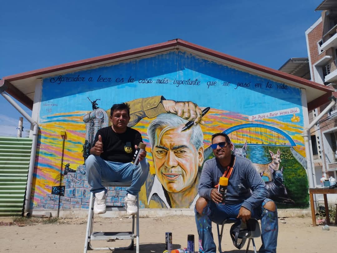 Artistas piuranos rinden homenaje a Vargas Llosa con mural en colegio
