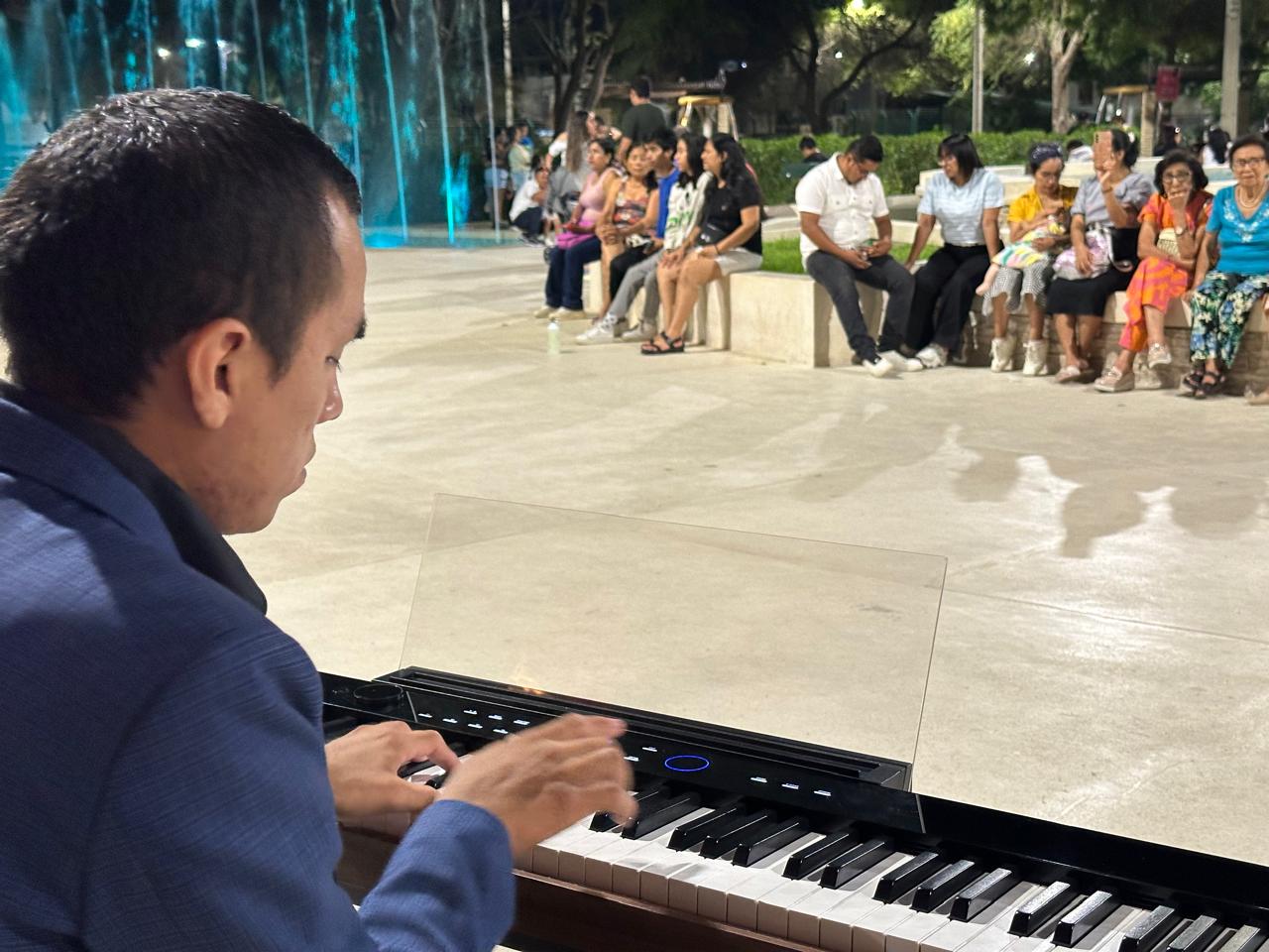 Piuranos disfrutaron de una noche de piano y recuerdos ochenteros en el Parque Néstor Martos