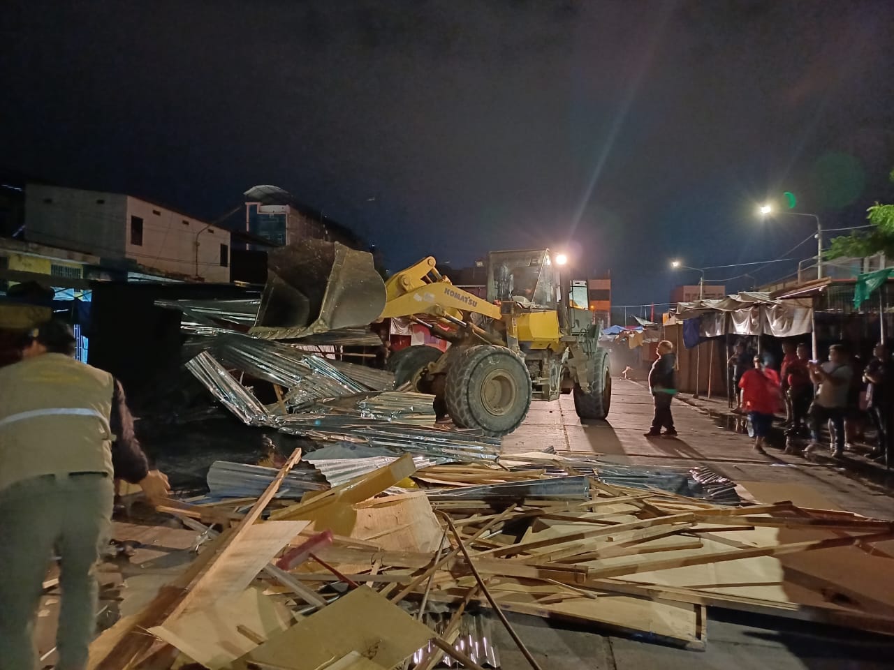 Municipalidad de Piura retira puestos informales del jirón Gonzalo Farfán