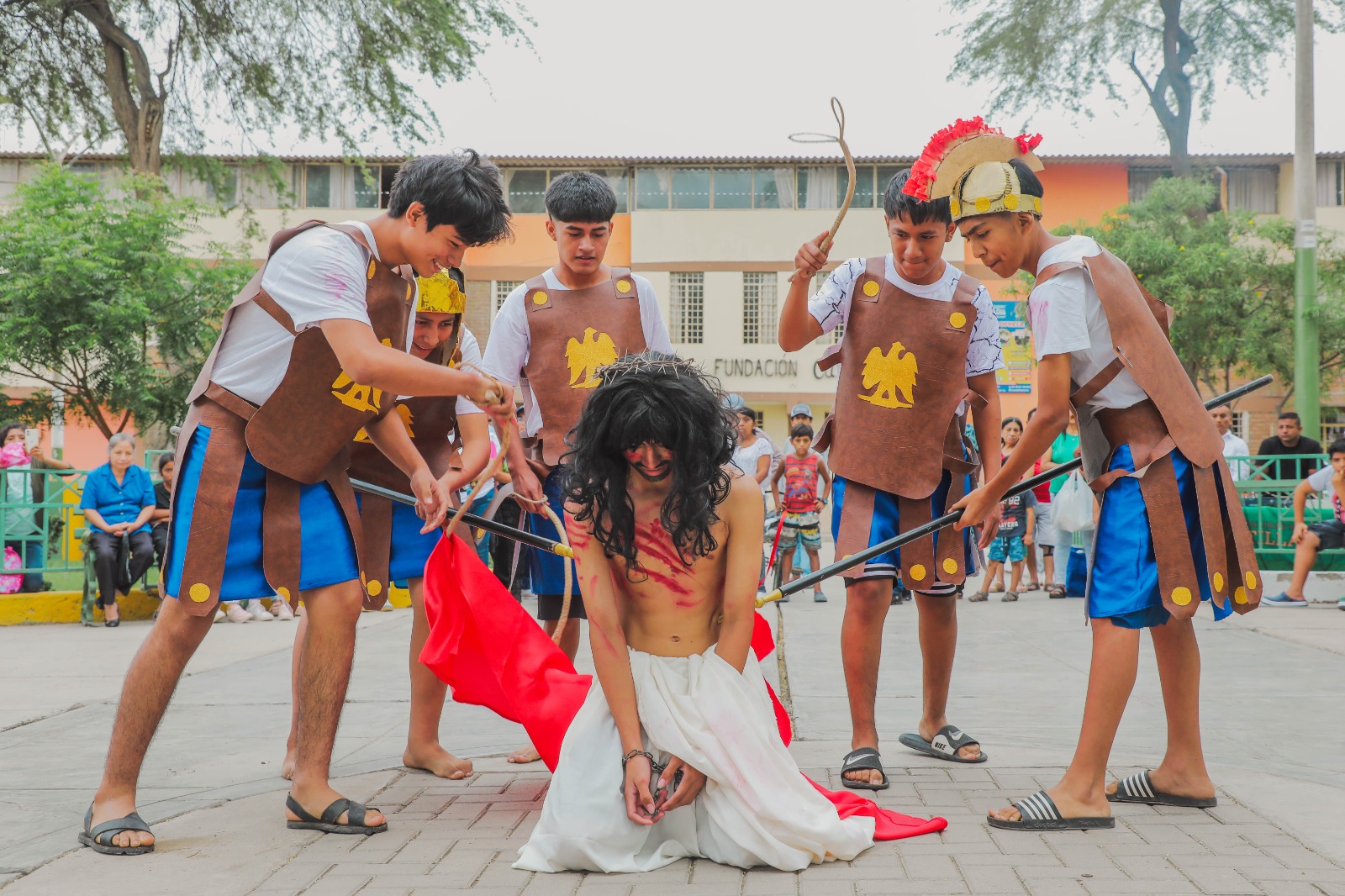 Escolares escenifican la pasión de Cristo en concurso de estampas vivas