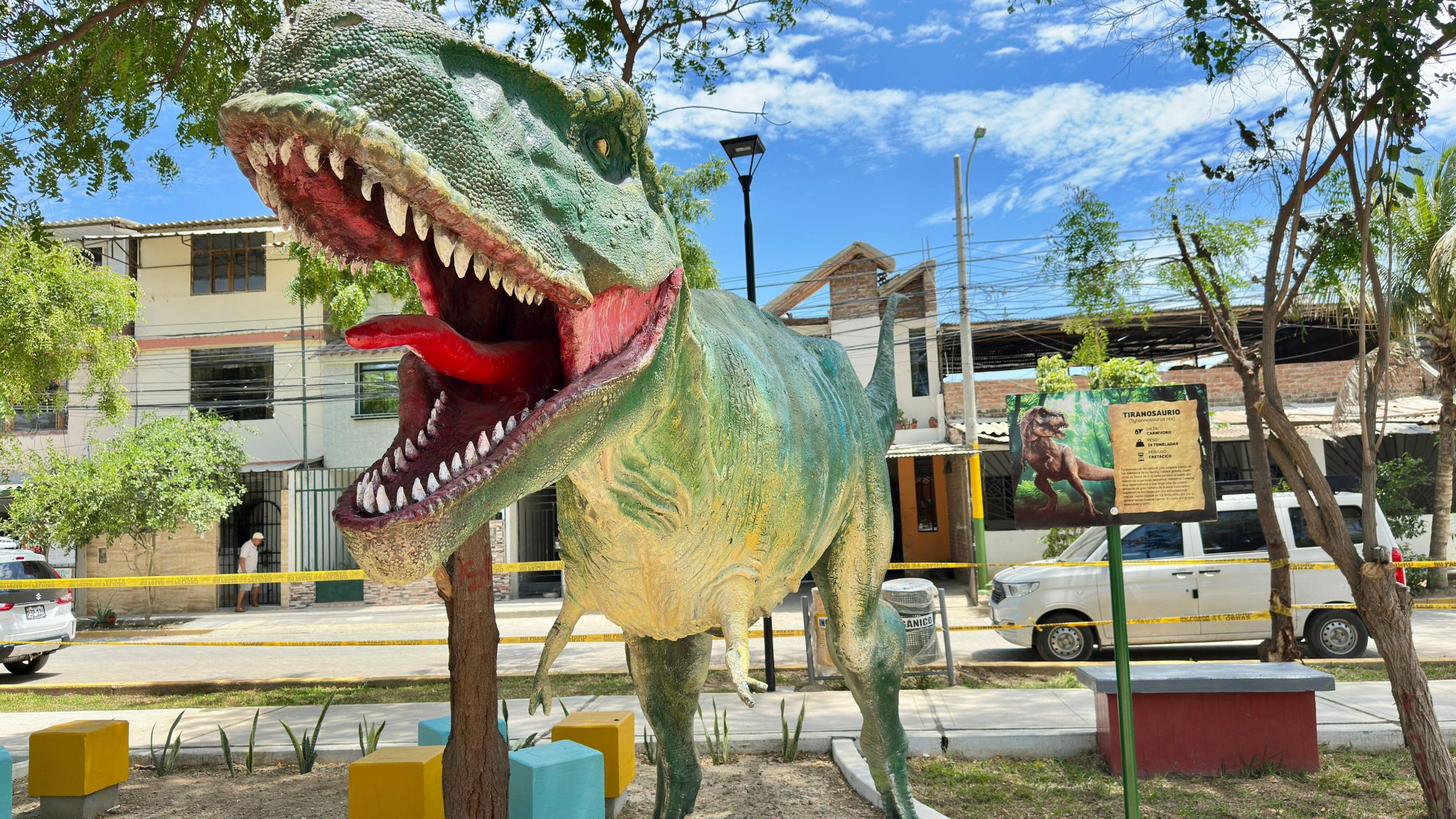 Castilla inaugura moderno parque temático de dinosaurios en María Goretti