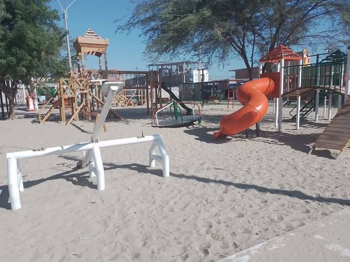 Plaza Cívica y juegos mecánicos inservibles en Veintiséis de Octubre