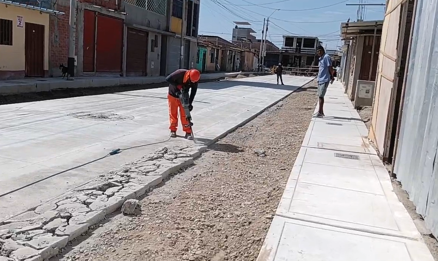 Vecinos exigen correcciones por pistas con desnivel en Los Claveles