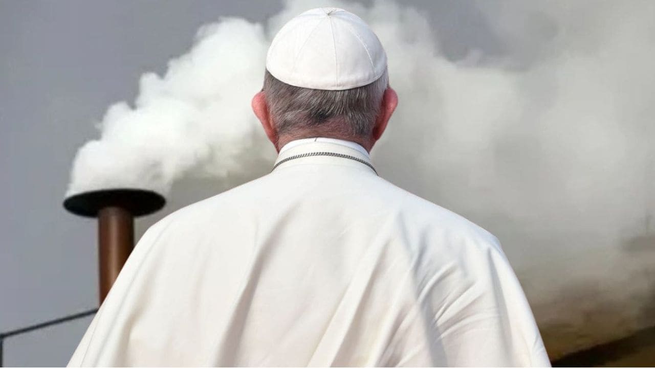 El-Vaticano-anuncia-con-una-fumata-blanca-que-hay-un-nuevo-Papa