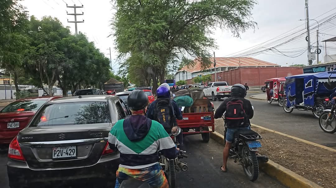 Tráfico colapsó en Piura por trabajos de parchado en puente Cáceres