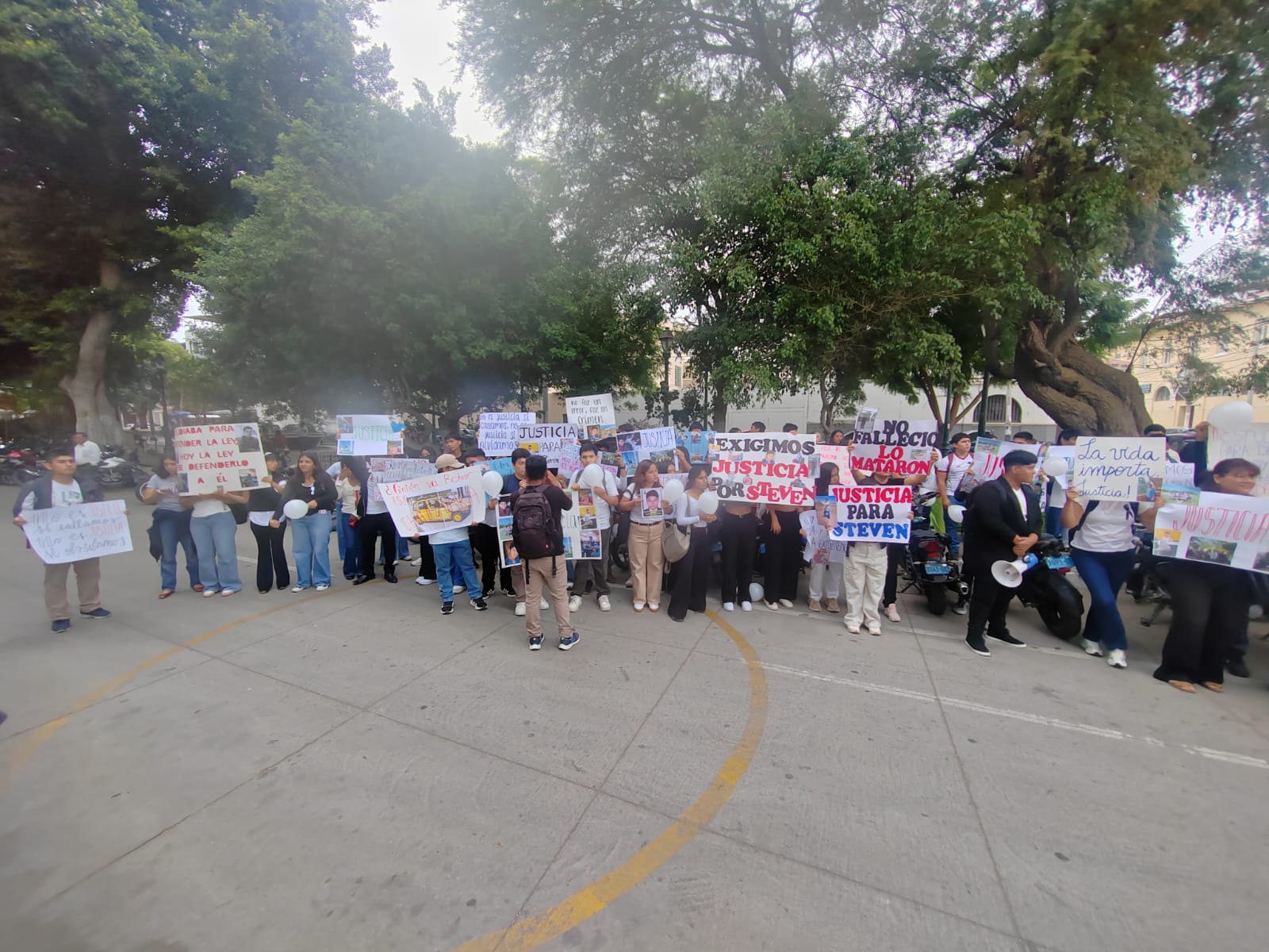 Compañeros de universitario asesinado realizan un plantón y exigen justicia