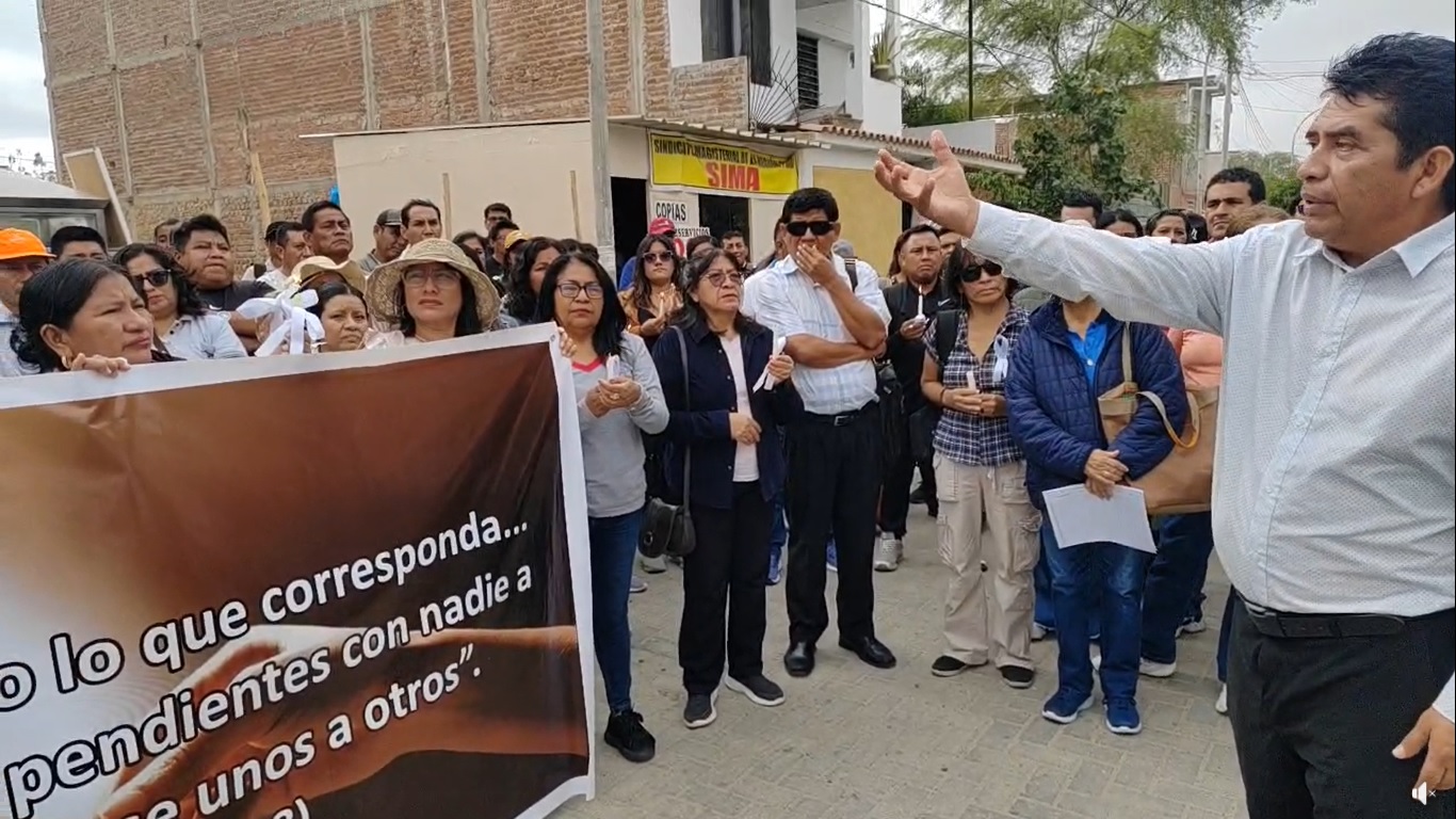Profesores protestan frente a la DREP y exigen el pago de sus salarios