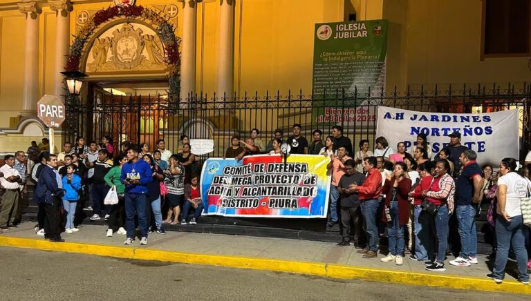 Vecinos-de-Piura-Castilla-y-Veintiseis-de-Octubre-realizan-vigilia-para-exigir-celeridad-del-megaproyecto-de-105-AA.-HH-768x436