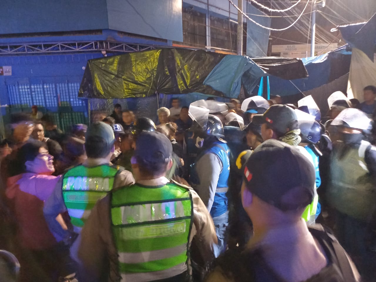 Comerciantes informales enfrentan operativo municipal en mercado de Piura