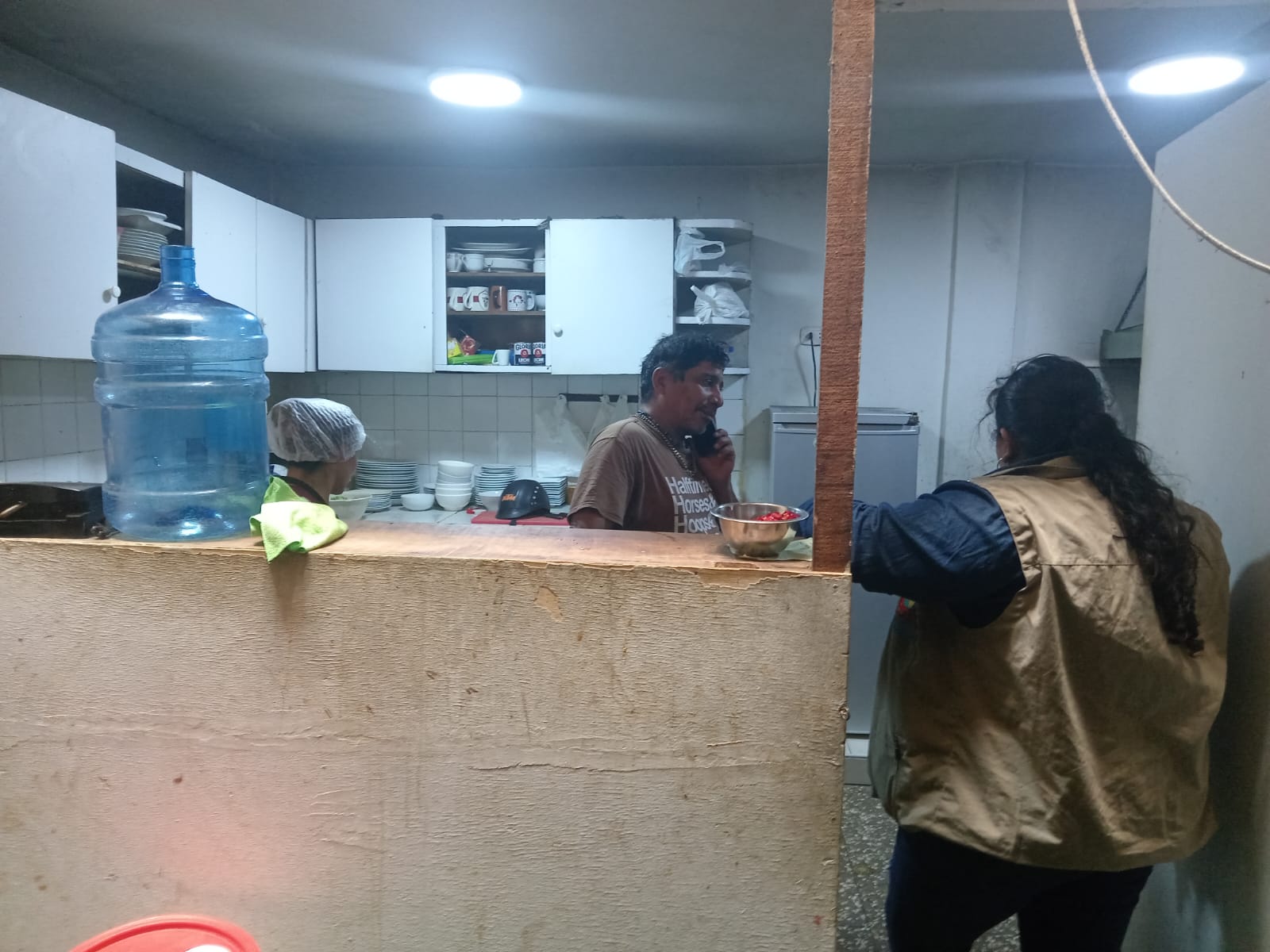 Detectan cucarachas en cevichería y multan hospedaje por obstruir fiscalización