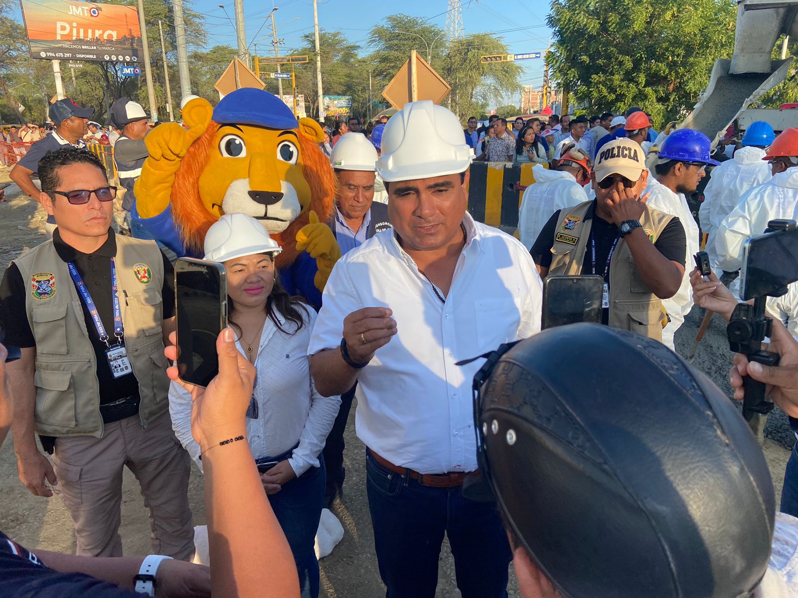 Gobernador de Piura supervisa avance del vaciado de concreto en la avenida Sullana