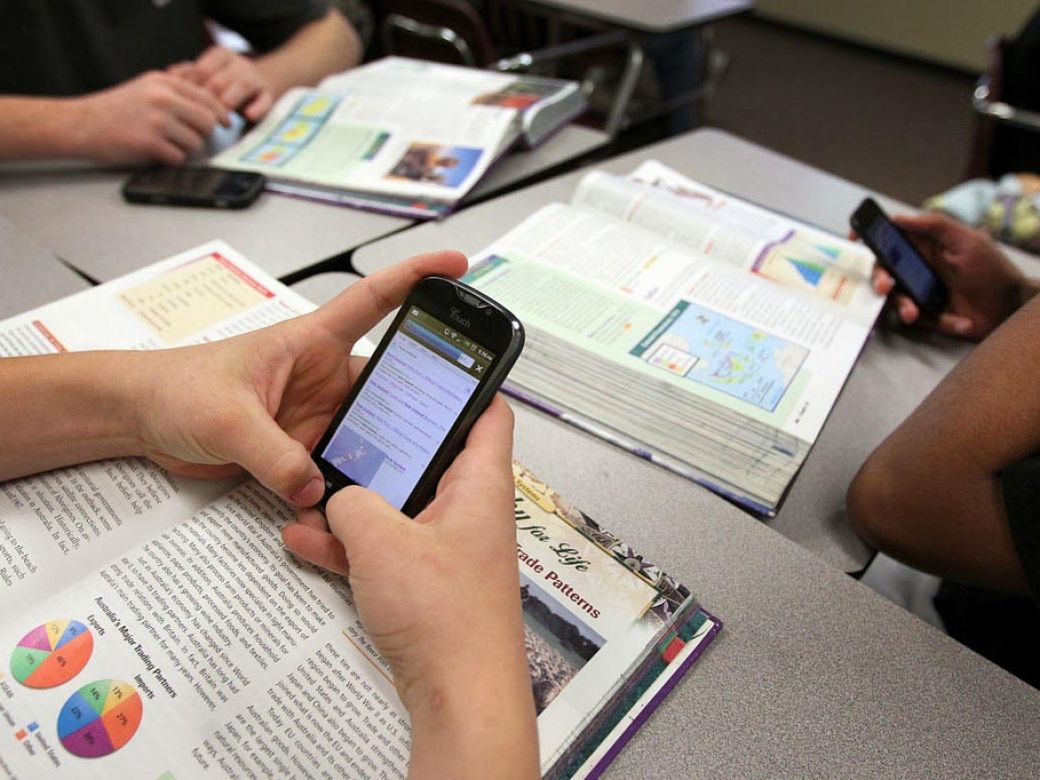 Congreso aprueba ley que regula celulares en colegios públicos y privados