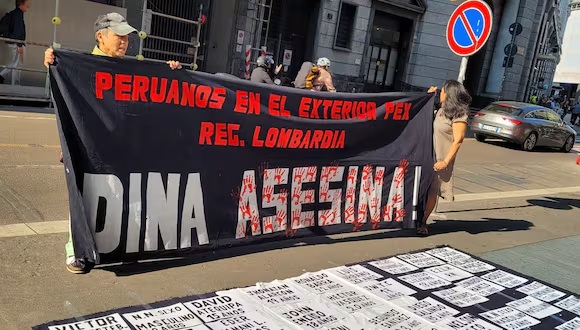 Roma: retienen a peruanos con carteles de protesta contra la presidenta