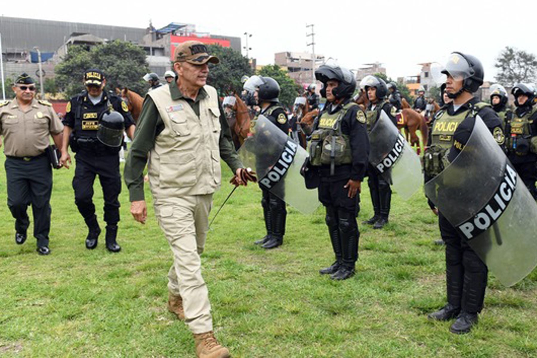 Proponen reducir resguardo policial a altos funcionarios para patrullaje