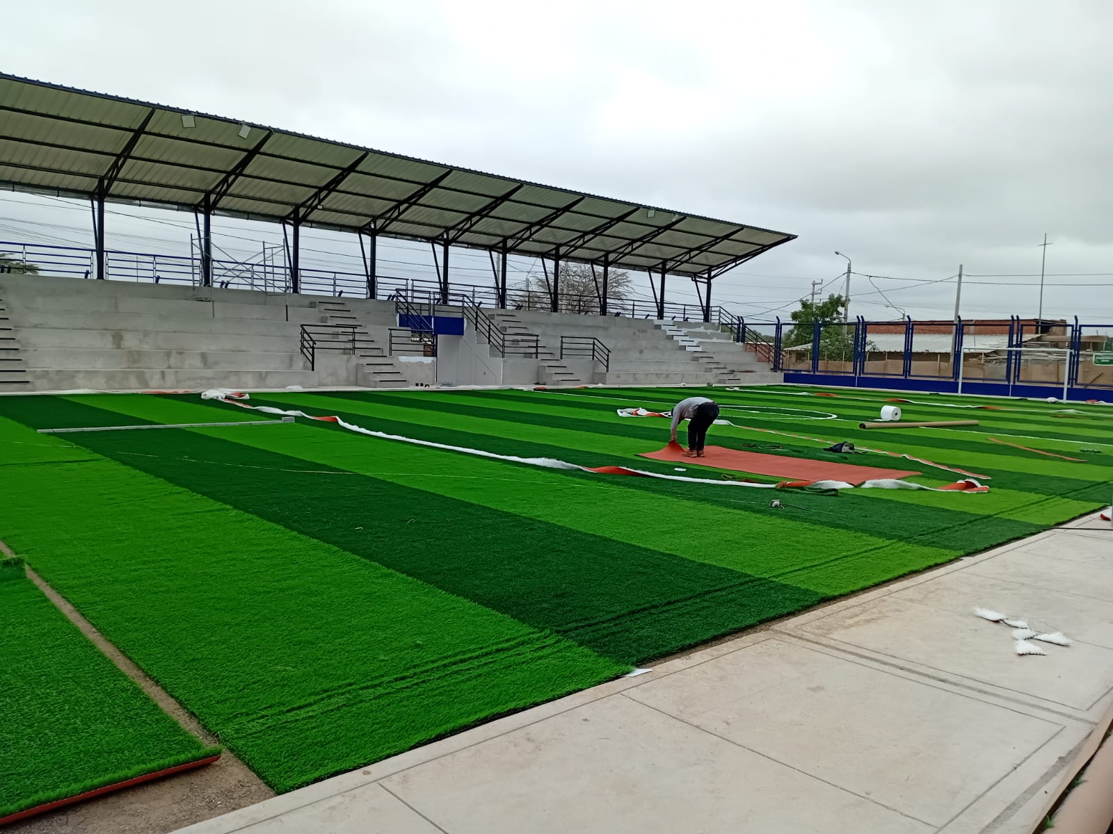 Se inició la instalación de grass sintético en polideportivos de seis asentamientos